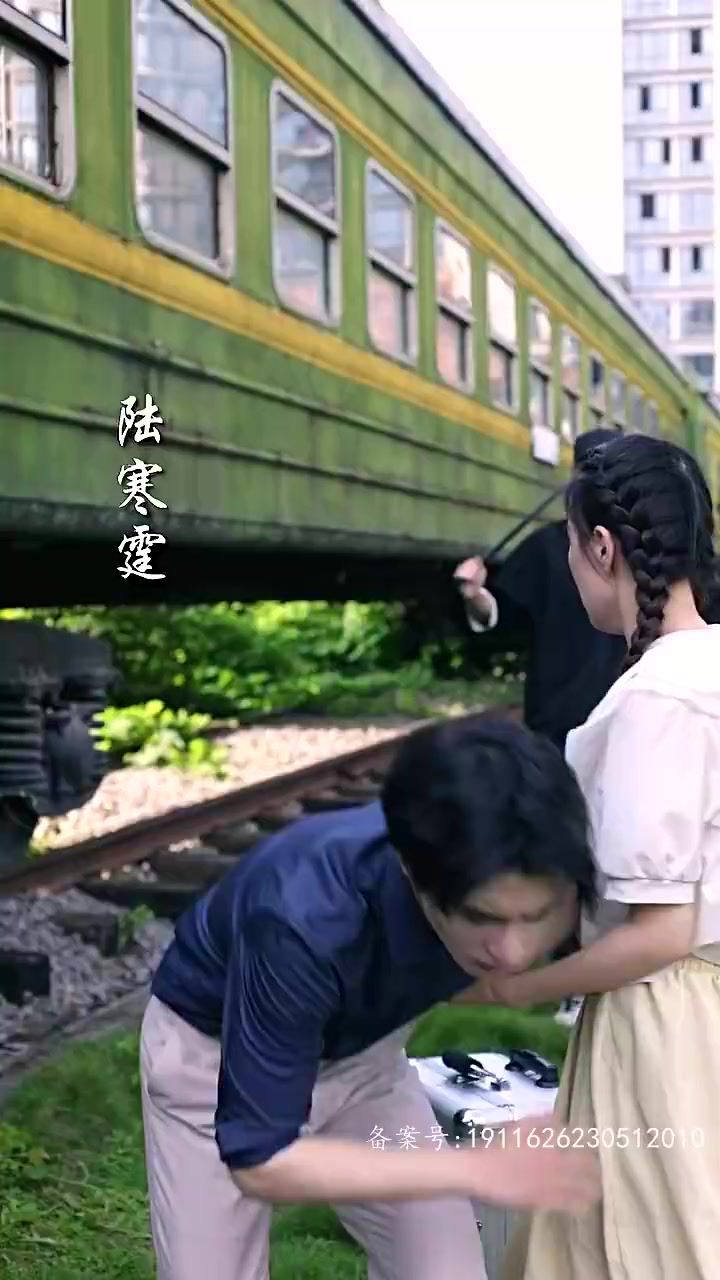 《师生情缘》主视觉：陆知微未完成的侧脸素描